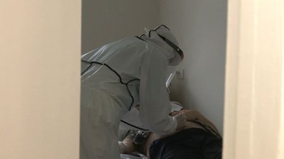 Медсестри колють хворим уколи у живіт, щоб розрідити кров. Медсестри колють хворим уколи у живіт, щоб розрідити кров.