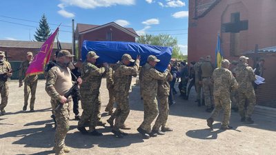 У Сумах попрощалися із загиблим військовослужбовцем Олександром Алєшковим У Сумах попрощалися із загиблим військовослужбовцем Олександром Алєшковим