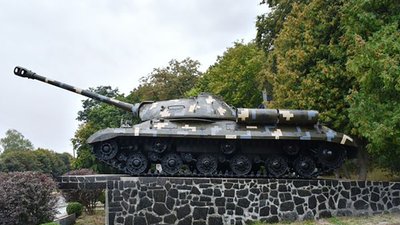 Танк "Безпощадний" у Новограді-Волинському пофарбували в український "піксель"