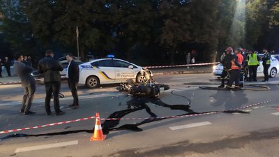 У Тернополі мотоцикліст зіткнувся з поліцейським авто У Тернополі мотоцикліст зіткнувся з поліцейським авто