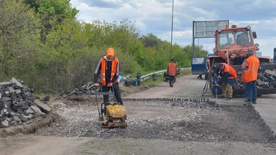 Під Харковом ремонтують дорогу після ракетного удару РФ 8 травня