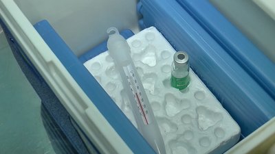 Вакцина в спеціальному боксі