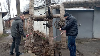 "Усе плавало: і доріжка, і килими". У Кривому Розі через аварію підтоплює підвал будинку, де було укриття "Усе плавало: і доріжка, і килими". У Кривому Розі через аварію підтоплює підвал будинку, де було укриття