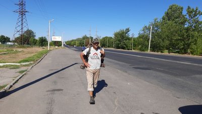 Мандрівник йде пішки через всю Україну з півночі на південь. Прийшов у Кропивницький