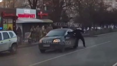 Військові ТЦК не причетні: у поліції прокоментували конфлікт на дорозі в Одесі, під час якого розбили скло машини