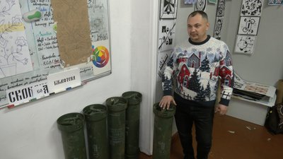 Волинські студенти розмальовують тубуси від снарядів до благодійного аукціону Волинські студенти розмальовують тубуси від снарядів до благодійного аукціону