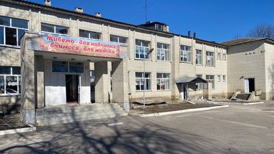 Пошкоджені будинки, школа, фельдшерсько-акушерський пункт: у поліції показали наслідки обстрілів Сумщини Пошкоджені будинки, школа, фельдшерсько-акушерський пункт: у поліції показали наслідки обстрілів Сумщини