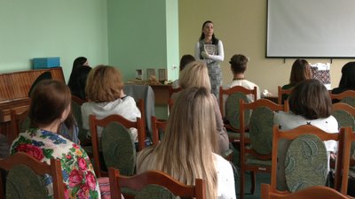 Олена Медведєва презентує власноруч вишиту книгу Олена Медведєва презентує власноруч вишиту книгу