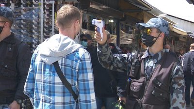 Маски, санобробка, відстань. Як після карантину запрацював речовий ринок Дніпра "Озерка" (репортаж)