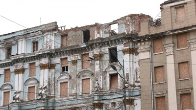 У будинку поруч з міською радою Харкова зняли аварійні конструкції: майже два роки будівля без даху після удару РФ 0