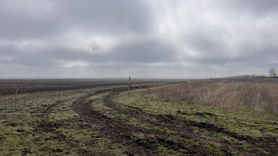 Поле, частина якого підлягає розмінуванню. Поле, частина якого підлягає розмінуванню.