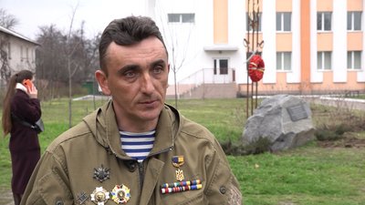 У черкаській школі висадили алею до річниці бойових дій на сході України У черкаській школі висадили алею до річниці бойових дій на сході України