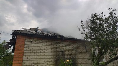 Три пожежі, які сталися після обстрілів армії РФ, гасили рятувальники на Харківщині 16 липня Три пожежі, які сталися після обстрілів армії РФ, гасили рятувальники на Харківщині 16 липня