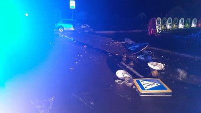 П'яний прикарпатець в'їхав у електроопору, пошкодив паркан церкви та зніс дорожній знак