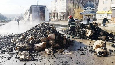 У Кам’янці-Подільському на дорозі зайнялась фура з вугіллям У Кам’янці-Подільському на дорозі зайнялась фура з вугіллям
