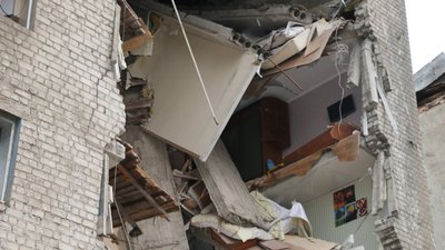 Російська ракета вранці 11 липня частково зруйнувала шестиповерхівку у Харкові Російська ракета вранці 11 липня частково зруйнувала шестиповерхівку у Харкові