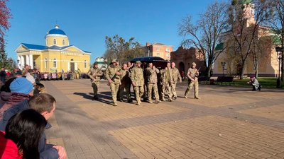 Навколішки прощалися із земляком: у Прилуках в останню путь провели бійця Олександра Приймака Навколішки прощалися із земляком: у Прилуках в останню путь провели бійця Олександра Приймака