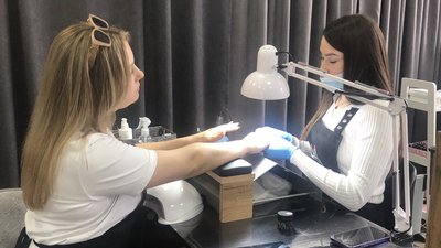 Об'єднані спільною мрією: в Ужгороді вимушені переселенки з Донеччини відкрили салон краси Об'єднані спільною мрією: в Ужгороді вимушені переселенки з Донеччини відкрили салон краси
