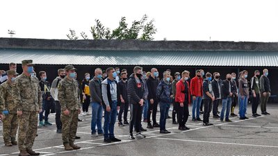 В Одесі до Збройних сил України відправили першу групу призовників