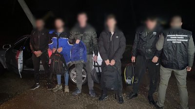 На Закарпатті затримали вісім чоловіків за підозрою у спробі незаконного перетину кордону