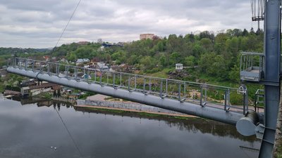 Небезпечні прогулянки підлітків конструкціями мосту над Тетеревом у Житомирі: що кажуть житомиряни і поліція Небезпечні прогулянки підлітків конструкціями мосту над Тетеревом у Житомирі: що кажуть житомиряни і поліція