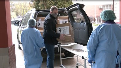 Волонтери передали франківським лікарям засоби індивідуального захисту