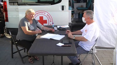 Відвідувачці медичного пікніка лікар виміряв артеріальний тиск, 27 вересня 2023, Деражня Відвідувачці медичного пікніка лікар виміряв артеріальний тиск, 27 вересня 2023, Деражня