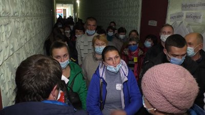 Черга в окружній виборчій комісії 208-го округу у Бахмачі Черга в окружній виборчій комісії 208-го округу у Бахмачі