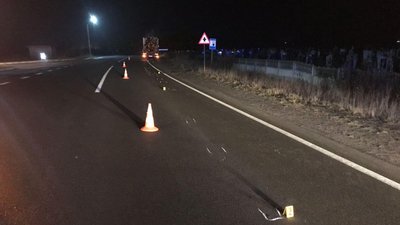 Не було видно у темряві: неподалік Рівного вантажівка насмерть збила пішохода