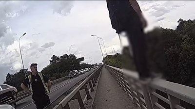 Врятували чоловіка, який хотів стрибнути з мосту