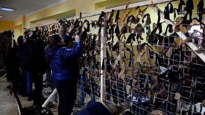 Волонтери плетуть маскувальні сітки