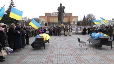 У Рівному попрощались із бійцями Володимиром Зарічнюком та Валерієм Павлюком У Рівному попрощались із бійцями Володимиром Зарічнюком та Валерієм Павлюком