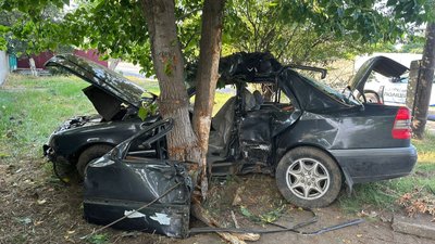 На Одещині авто в'їхало в стовп: двоє людей травмовані