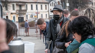 На одній із площ Чернівців годують вимушених переселенців На одній із площ Чернівців годують вимушених переселенців
