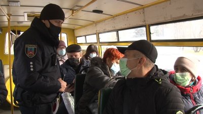 У Черкасах перевіряють COVID-сертифікати в транспорті У Черкасах перевіряють COVID-сертифікати в транспорті
