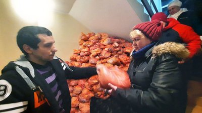 Понад тисячу продуктових наборів за вечір роздали у Миколаєві