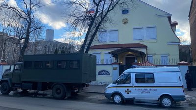 "Прощальний подарунок": біля генконсульства РФ у Харкові залишили траурний вінок "Прощальний подарунок": біля генконсульства РФ у Харкові залишили траурний вінок