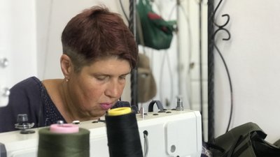 "Сидіти — негоже, бо наші хлопці там стоять за нас". Як у Болехові волонтери виготовляють аптечки й маскувальні сітки