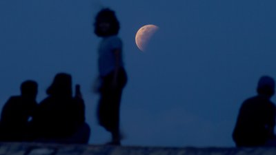Місячне затемнення на Балі, Індонезія, 26 травня 2021 року. Фото: AP