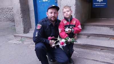 У спальному районі Одеси 5-річний хлопчик шукав маму, аби подарувати квіти У спальному районі Одеси 5-річний хлопчик шукав маму, аби подарувати квіти