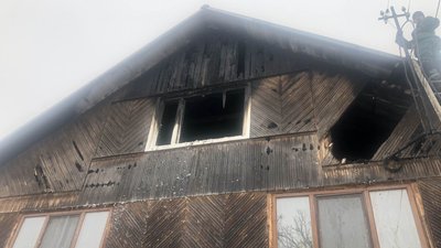 На Закарпатті у двоповерхівці зайнялася пожежа На Закарпатті у двоповерхівці зайнялася пожежа