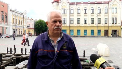 Більше 10 тисяч гривень витратять на ремонт фонтану, що на вулиці Михайлівській у Житомирі Більше 10 тисяч гривень витратять на ремонт фонтану, що на вулиці Михайлівській у Житомирі