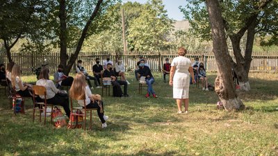 Антисептики за гроші вчителів та дистанція: як навчаються у школах "помаранчевої" зони на Буковині