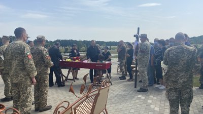 На Полтавщині поховали Зореславу Довгаль, у вбивстві якої підозрюють її сина. Його взяли під варту На Полтавщині поховали Зореславу Довгаль, у вбивстві якої підозрюють її сина. Його взяли під варту