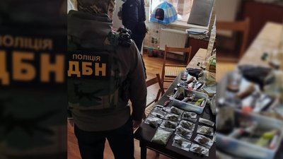 Вилучені наркотики під час обшуків Вилучені наркотики під час обшуків