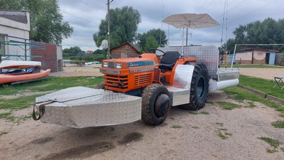Оре, косить, обгортає та пливе річкою: черкащанин змайстрував водний трактор Оре, косить, обгортає та пливе річкою: черкащанин змайстрував водний трактор