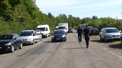 На Прикарпатті обурені бездоріжжям селяни знову блокують дорогу (оновлено) На Прикарпатті обурені бездоріжжям селяни знову блокують дорогу (оновлено)