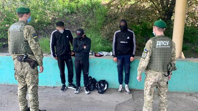 У порту на Одещині затримали трьох нелегалів, які ховалися у причепі – ДПСУ У порту на Одещині затримали трьох нелегалів, які ховалися у причепі – ДПСУ