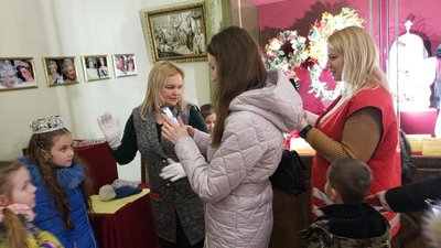 На Тернопільщині діти переселенців відвідали виставку корон у замку На Тернопільщині діти переселенців відвідали виставку корон у замку