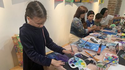 У Франківську художниця проводить арттерапію для дітей-переселенців У Франківську художниця проводить арттерапію для дітей-переселенців